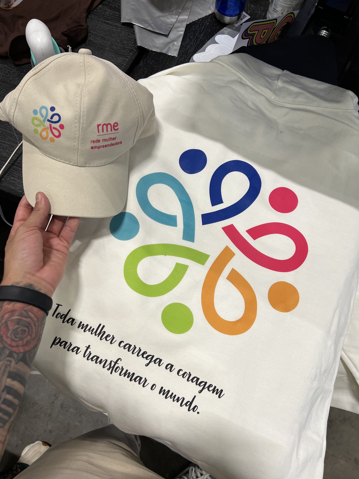 Boné e camiseta personalizados para IRME